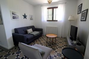 sala de estar con sofá y TV en Valdissol, en Sanary-sur-Mer