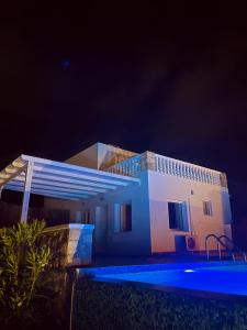 Bazén v ubytování Eleon Luxury Villa nebo v jeho okolí
