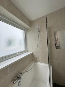 Et badeværelse på Spacious Central Duplex Apartment with 2 Bathrooms with Free Wi-Fi, Parking and Keyless Access, Sleeps up to 9 - Perfect for Groups + 103 billeder