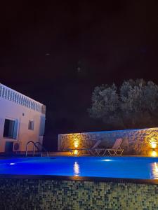 Bazén v ubytování Eleon Luxury Villa nebo v jeho okolí