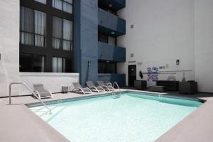 een zwembad in een gebouw met ligstoelen bij Brentwood 1BR w Pool nr bars on San Vicente LAX-118 in Los Angeles