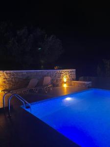 Bazén v ubytování Eleon Luxury Villa nebo v jeho okolí