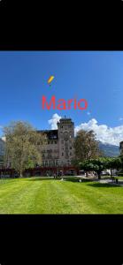 una imagen de un edificio con una cometa en el cielo en Apartment by Mario en Interlaken