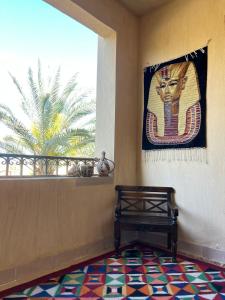 una habitación con una ventana con un cuadro en la pared en Marasi Catania, en El Cairo