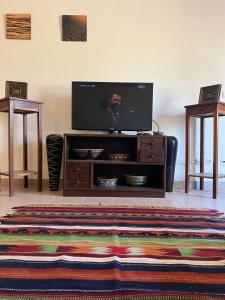 sala de estar con TV de pantalla plana en un centro de entretenimiento en Marasi Catania en El Cairo