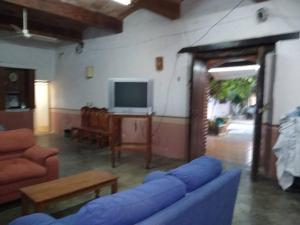 Μια τηλεόραση ή/και κέντρο ψυχαγωγίας στο Casa en Pochutla de adobe con boveda catalana.