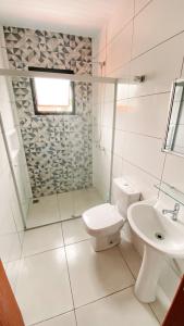 フロリアノポリスにあるSagui Hostelの白いバスルーム(トイレ、シンク付)