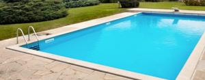 basen z błękitną wodą na dziedzińcu w obiekcie Villa Alessia w mieście Schodnica