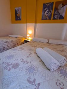 Gravata Praia Hotel - Frente Mar في نافيغانتس: غرفة نوم عليها سرير وفوط
