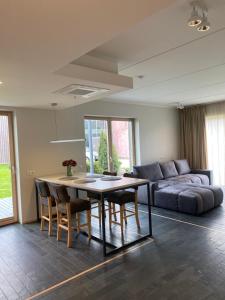 una sala de estar con una mesa y un sofá en YahtClub Apartment, en Kuressaare