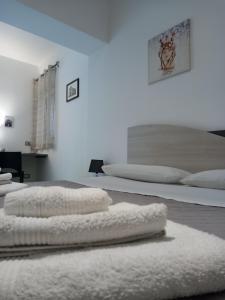 A bed or beds in a room at Momenti e Monumenti
