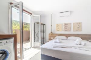 um quarto com uma cama e uma máquina de lavar roupa em Countryhouse Villa with pool & private parking em Heraclião