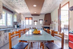 uma cozinha com uma mesa com uma taça de fruta em Countryhouse Villa with pool & private parking em Heraclião