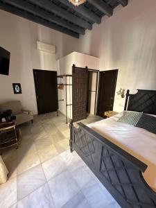ein Schlafzimmer mit einem großen Bett in einem Zimmer in der Unterkunft Casa Jaramago in Jerez de la Frontera