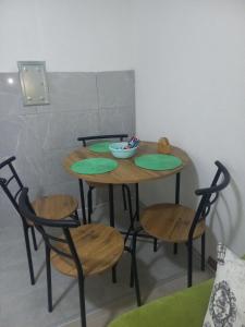 - une table avec 4 chaises et un bol dans l'établissement Apartman Vera, à Bileća