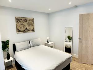 En eller flere senge i et værelse på Elegant Plus Luxury Apartments