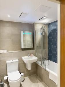 Et badeværelse på Elegant Plus Luxury Apartments