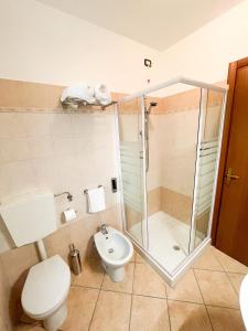 Roccaforte MondovìにあるCa Suvranのバスルーム(シャワー、トイレ、シンク付)