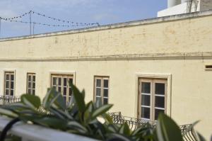 un edificio in mattoni con finestre sul lato di Modern 5-Bedroom Apartment Central Malta a Mosta