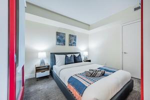 1 dormitorio con 1 cama grande en una habitación en Fort York Apartments, en Toronto
