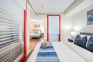 1 dormitorio con 1 cama y sala de estar en Fort York Apartments, en Toronto