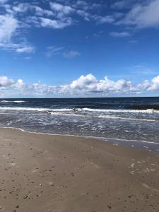 una playa con el océano en un día nublado en Domki Energetyk en Pogorzelica