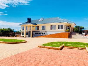 una casa con un vialetto di mattoni davanti di St Paul's Hostels Buhabugali Kigoma a Kigoma