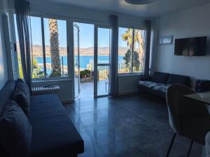 uma sala de estar com um sofá e vista para o oceano em El Faro seacave em Puerto de Mazarrón