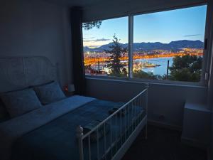 ein Schlafzimmer mit einem Bett und einem großen Fenster in der Unterkunft El Faro seacave in Puerto de Mazarrón