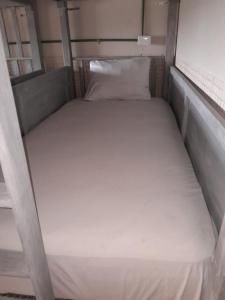 una cama en la parte trasera de un remolque en Xtabentun Hostal en Cancún