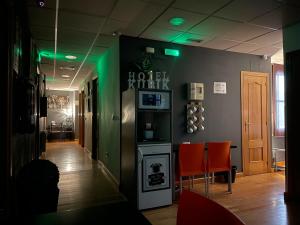Una habitación con luces verdes y una cocina con estufa. en KubiK HOTEL, en Cáceres 8 fotos más
