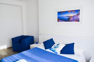 1 dormitorio con 1 cama y una foto en la pared en La Marina B&B, en Civitavecchia