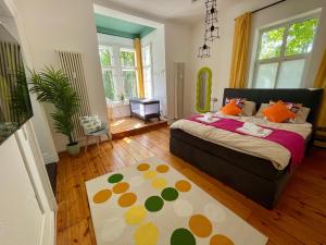 1 dormitorio con 1 cama grande y 1 alfombra en Villa Ambiente Falkensee en Falkensee