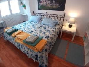 梅迪納德波馬爾的住宿－MERINDADES AMAZUL MILANO Piso turístico Medina de Pomar，一间卧室配有一张带蓝色枕头的床