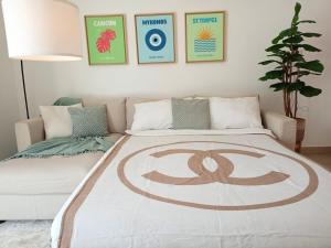 Una cama con un logotipo marrón en una habitación en Yas Island canal 2- where luxury meets comfort next to Formula 1 en Abu Dabi