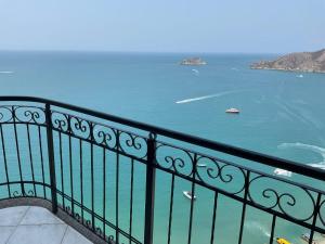 uitzicht op de oceaan vanaf een balkon bij Edificio el peñon in Santa Marta