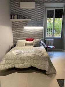 a bedroom with a large bed in a room at Appartamento di SIMONA a due passi da SAN PIETRO in Rome