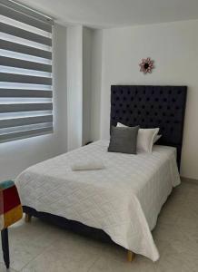 um quarto com uma cama grande com janela em Apartamento los Ángeles 101 em Yopal