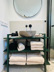 een badkamer met een wastafel en een spiegel bij Tiny House Wettelsheim in Treuchtlingen