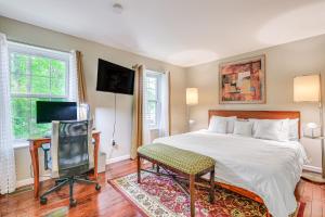 錫巴里的住宿－Roomy Columbia Retreat about 17 Mi to Dtwn Baltimore，一间卧室配有一张床、一台电视和一张四柱床。