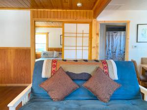 ein Schlafzimmer mit einem blauen Bett mit Kissen in der Unterkunft Blue Horizon Lodge in Big Bear Lake