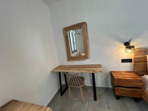 tocador con espejo y silla en una habitación en Filia Skyros Suites, en Skiros