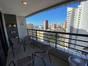 einen Balkon mit Stühlen und Stadtblick in der Unterkunft Hosts BR - Flat Vista Mar no Meireles in Fortaleza