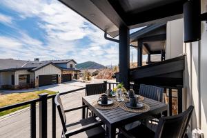 Balcony o terrace sa Walk to Gondola! Lux Canyons Village Living with Private Hot Tub