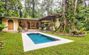 a house with a swimming pool in a yard at Villa Cabu & Casa Color Caribe in Punta Uva