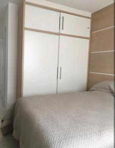 1 dormitorio con 1 cama y armario grande en Apartamento em Balneário Camboriú, en Balneário Camboriú
