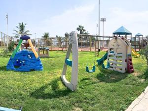 Ο χώρος παιχνιδιού για παιδιά στο Casa entera con piscina y salida a la playa
