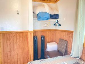 ein Schlafzimmer mit einem Bett und einem Stuhl in einem Zimmer in der Unterkunft Blue Horizon Lodge in Big Bear Lake + 153 Fotos