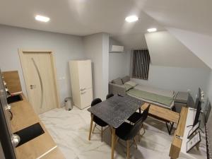 Habitación pequeña con mesa y cama en Витски 1 улица Оборище 2, en Ruse