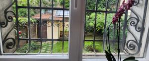 una ventana abierta con vistas a un patio en Apart Hotel Roma, en Sofía